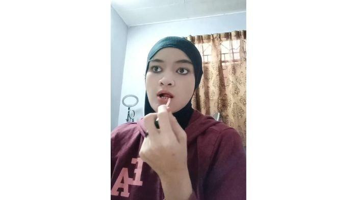 Wanita disabilitas jual burger, kerja keras dipuji netizen