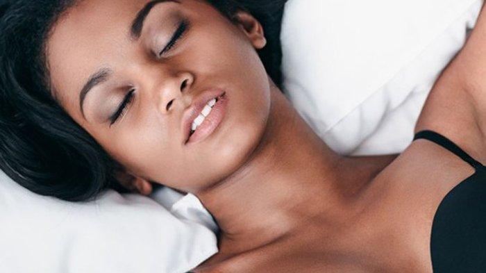 wanita melakukan masturbasi