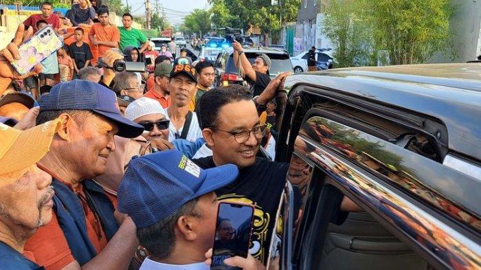 Capres Koalisi Perubahan Anies Baswedan saat mengunjungi pembagian air bersih kepada warga yang terdampak kekeringan di Jalan Sultan Abdullah Raya, Kecamatan Tallo, Kota Makassar, Minggu (5/11/2023).