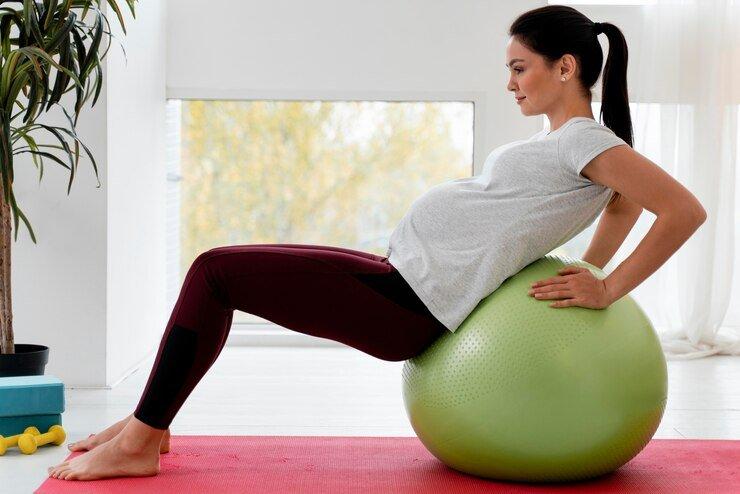 ilustrasi ibu hamil yang melakukan prenatal yoga