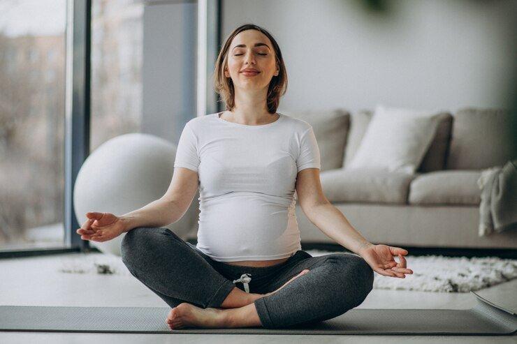 ilustrasi ibu hamil yang melakukan prenatal yoga, berikut ini manfaat prenatal yoga untuk kesehatan ibu hamil