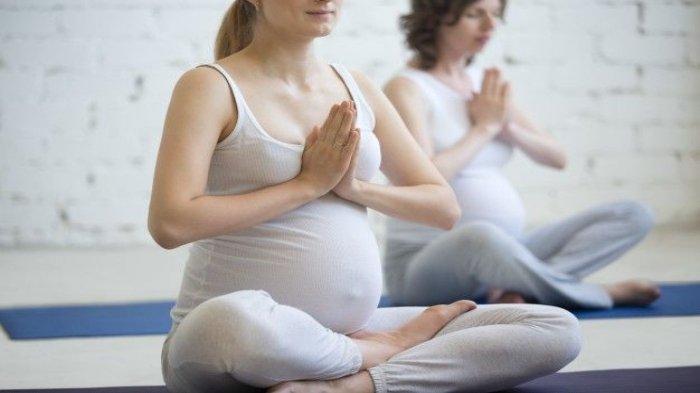 Ilustrasi ibu hamil yang sedang melakukan prenatal yoga
