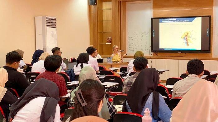 FKG Unhas menerima kunjungan dari Leiden University Medical Center (LUMC), Belanda, sebagai pembicara pada Program Kelas Internasional FKG Unhas.