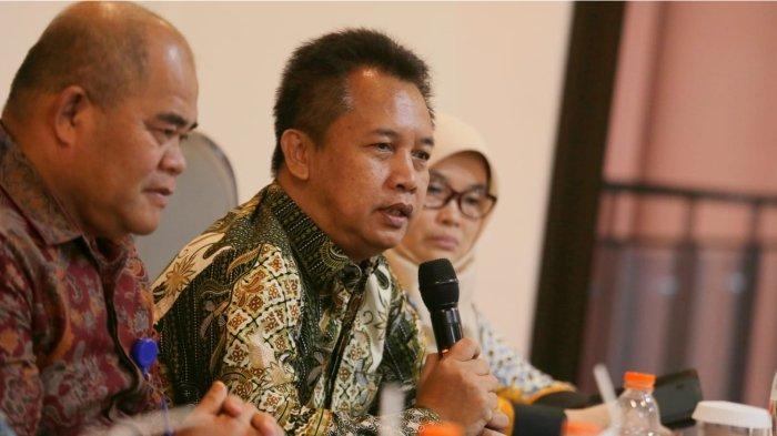 Anggota Komisi V DPRD Provinsi Jawa Barat, Enjang Tedi saat kunjungan kerja Komisi V DPRD Provinsi Jawa Barat ke Dinas Pengendalian Penduduk Keluarga Berencana Pemberdayaan Perempuan Dan Perlindungan Anak (DP2KBP3A) Kabupaten Garut. Jum’at (2/2/2024).