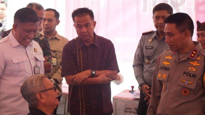 Kakanwil Kumham Jabar, R. Andika Dwi Prasetya beserta Pj Gubernur Jabar, Bey Machmudin, Kapolda Jabar, Irjen Pol. Akhmad Wiyagus, Pangdam III Siliwangi, Mayjen TNI, Erwin Djatniko tinjau pencoblosan di TPS khusus Rutan Kls Bandung
