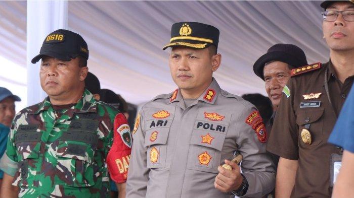 Kapolres Indramayu, AKBP Ari Setyawan Wibowo saat menghadiri kegiatan Penanaman Serentak Agroforestri Pangan (padi lahan kering dan tanaman MPTS) serta penyerahan bibit produktif atau MPTS di Hutan Kemasyarakatan (HKm) KT. Tani Jaya 5, Desa Cikawung, Kecamatan Terisi, Kabupaten Indramayu, Senin (5/2/2025).