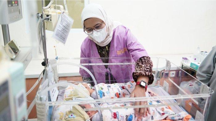 Kunjungi Ibu Melahirkan Bayi Kembar 5, Bupati Nina Agustina Beri Bantuan dan Kado