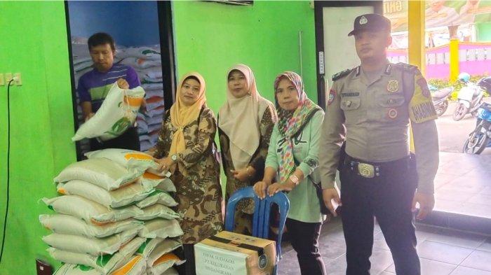 Polsek Ciamis Polres Ciamis Awasi Distribusi Bantuan Beras 10 Kg ke Warga Kelurahan Sindangrasa