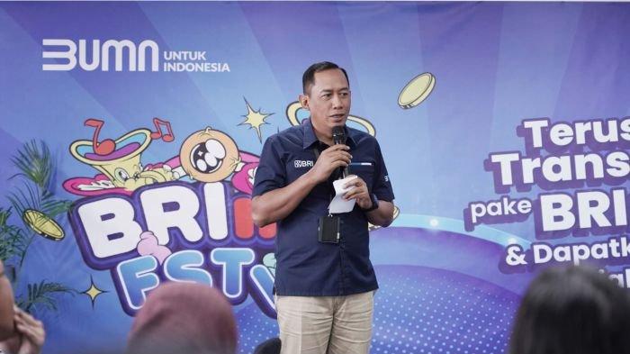 Regional CEO BRI Bandung Sadmiadi saat menyampaikan sambutan pada acara penyerahan hadiah BRImo FSTVL.*
