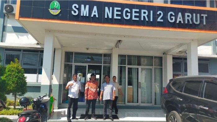 Anggota DPRD Jabar, Toni Setiawan, saat mengunjungi SMA Negeri 2 Garut yang berlokasi di Jalan Guntur Nomor 3, Kecamatan Leles, Kabupaten Garut.
