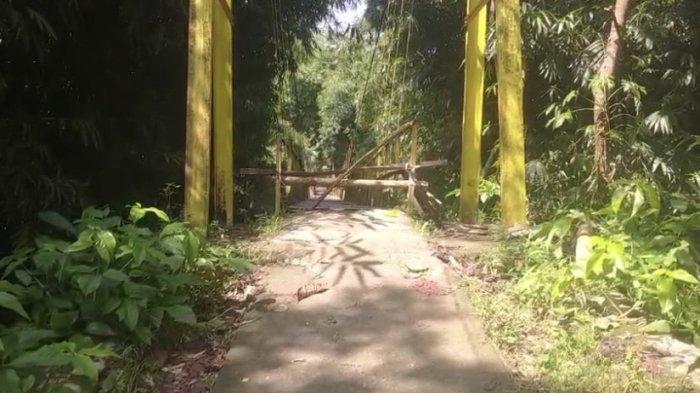 JEMBATAN RUSAK - Jembatan penghubung antara dua desa di Kecamatan Leles, Kabupaten Cianjur rusak, akibatnya masyarakat dan pelajar harus melintasi aliran sungai Cisokan, Kamis (19/6/2025).