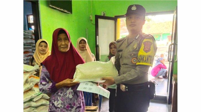 Polsek Ciamis Polres Ciamis Awasi Distribusi Bantuan Beras 10 Kg ke Warga Kelurahan Sindangrasa