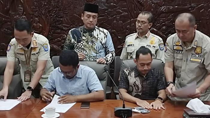DISANKSI PEMKOT BANDUNG - Perwakilan Komunitas lari menandatangani surat kesediaan disanksi Pemkot Bandung, Kamis (24/7/2025). Dua komunitas yang terlibat dalam bagi-bagi bir di acara Pocari Sweat Run 2025 dipanggil ke Pemkot Bandung untuk diberikan sanksi. 
 