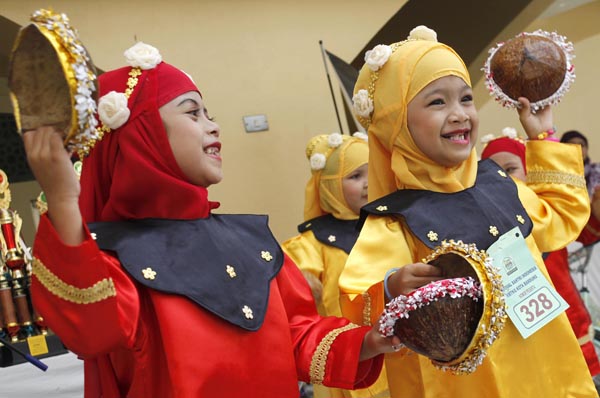 Sejumlah siswa taman kanak-kanak (TK) mengikuti lomba tarian daerah pada acara Festival Santri Indonesia ke-1 di kawasan Mesjid Pusdai, Jalan Diponegoro, Kota Bandung, Senin (30/4). Acara yang digelar Forum Kerja Taman Kanak-Kanak Al Quran (FKTKQ) Kota Bandung ini menggelar beragam kegiatan diantaranya lomba mewarnai, azan, MTQ, dan busana muslim.
