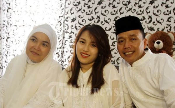 Ayu Rosmalina atau biasa dipanggil Ayu Ting Ting saat berfoto bersama keluarganya setelah mengikuti pengajian menjelang kedua orang tuanya naik haji di kediamannya di Depok, Jawa Barat, Kamis (4/10/2012).