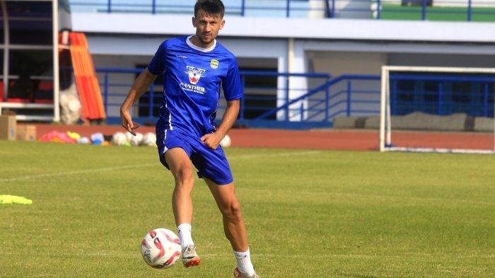 Pemain Persib Bandung Matoe Kocijan berusaha melakukan tendangan bola datar saat mengikuti latihan di Stadion Sport Jabar, Arcamanik, Bandung, Selasa (9/7). Matoe Kocijan mulai mengikuti  latihan perdana,  memperkuat tim Persib Bandung.