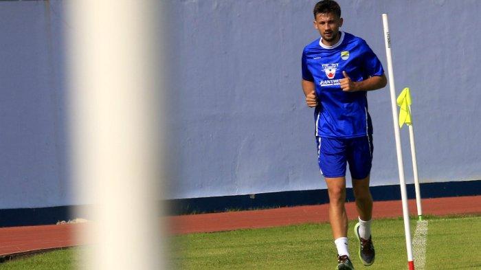 Pemain Persib Bandung Matoe Kocijan berlari mengelilingi lapangan saat mengikuti  latihan di Stadion Sport Jabar, Arcamanik, Bandung, Selasa (9/7). Matoe Kocijan mulai mengikuti  latihan perdana,  memperkuat tim Persib Bandung.