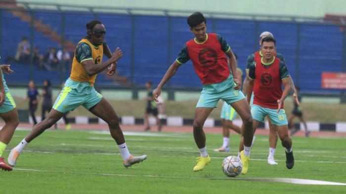 Pemain Persib Bandung Victor Igbonefo (kiri) berusaha mengejar bola dari Kakang Rudianto saat mengikuti latihan di Stadion Siliwangi, Bandung, Rabu (18/1)