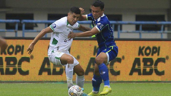 Pemain Persib Bandung Dedi Kusnandar (kanan) berebut bola dengan pemain PSS Sleman saat pertandingan Liga 1 2023 di Stadion Gelora Bandung Lautan Api, Minggu (5/2/2023).  Pertandingan di menangkan Persib Bandung dengan skor (2-0).