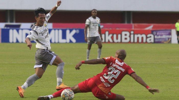 Pemain Persib Bandung Henhen Herdiana (kiri) berusaha mengecoh pemain Bali United saat pertandingan Liga 1 2023 di Stadion Maguwoharjo, Sleman, Jumat (10/2). Pertandingan berakhir imbang dengan skor (1-1).