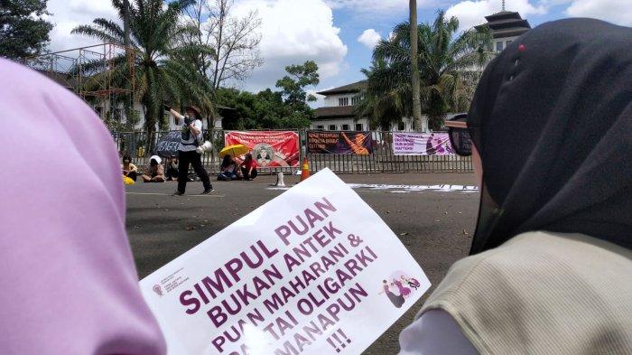 Massa yang tergabung dalam Aliansi Simpul Puan menggelar aksi unjuk rasa memperingati Hari Perempuan Sedunia atau International Women's Day (IWD), di depan Gedung Sate, Jalan Diponegoro, Kota Bandung, Jawa Barat, Rabu (8/3/2023).