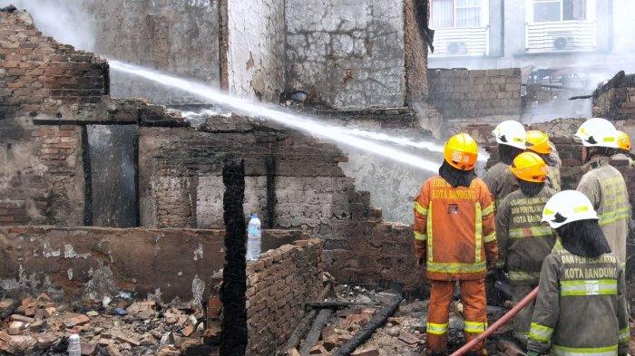 Petugas Dinas Pemadam Kebakaran dan Penanggulangan Bencana (Diskar) PB Kota Bandung melakukan proses pendinginan sejumlah rumah yang hangus terbakar di Gang Buah 2, RT/RW 02/04, Kelurahan Pelindung Hewan, Kecamatan Astanaanyar, Kota Bandung, Rabu (21/6/2023).