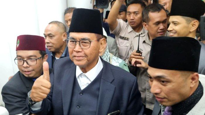Pimpinan Pondok Pesantren (Ponpes) Al-Zaytun, Panji Gumilang tiba di Gedung Sate, Jalan Diponegoro, Kota Bandung, Jawa Barat, Jumat (23/6/2023).