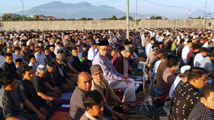 Ribuan jemaah Muhammadiyah melaksanakan salat Idul Adha 1444 H di area parkir Transmart Buahbatu Square (BBS), Desa Cipagalo, Kecamatan Bojongsoang, Kabupaten Bandung, Jawa Barat, Rabu (28/6/2023).