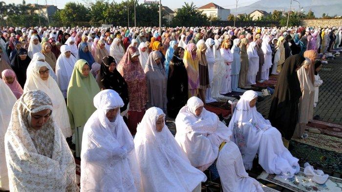 Jemaah Muhammadiyah melaksanakan salat Idul Adha 1444 H di area parkir Transmart Buahbatu Square (BBS), Desa Cipagalo, Kecamatan Bojongsoang, Kabupaten Bandung, Jawa Barat, Rabu (28/6/2023).