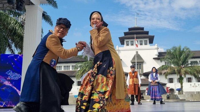 Pegawai Aparatur Sipil Negara (ASN) mengenakan dan memperkenalkan busana karya UMKM saat mengikuti Fashion Show Organisasi Perangkat Daerah Jawa Barat (OPD Jabar) pada gelaran Karya Kreatif Jawa Barat - Pekan Kerajinan Jawa Barat (KKJ-PKJB) 2023 di depan Gedung Sate, Jalan Diponegoro, Kota Bandung, Jawa Barat, Sabtu (8/7/2023).