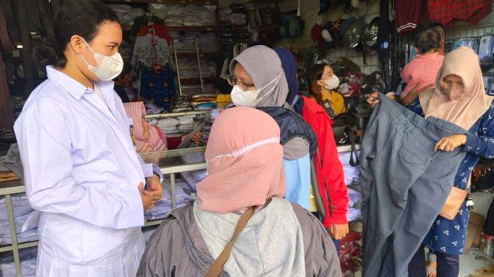 Orang tua membelikan seragam sekolah untuk anaknya di salah satu toko perlengkapan seragam sekolah, di Jalan Cipaera, Kosambi, Kota Bandung, Jawa Barat, Senin (10/7/2023).