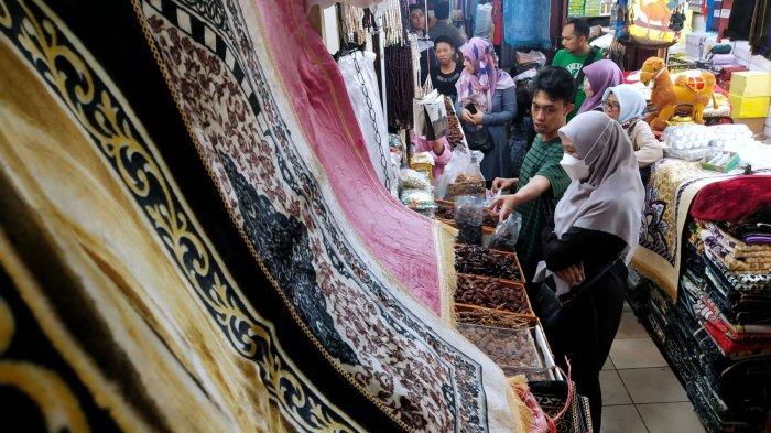 Pengunjung berbelanja oleh-oleh haji di salah satu toko oleh-oleh haji dan umroh di Pasar Baru Trade Center, Jalan Otto Iskandar Dinata, Kota Bandung, Jawa Barat, Selasa (11/7/2023).