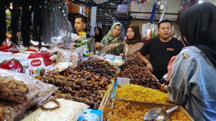 Pengunjung berbelanja oleh-oleh haji di salah satu toko oleh-oleh haji dan umroh di Pasar Baru Trade Center, Jalan Otto Iskandar Dinata, Kota Bandung, Jawa Barat, Selasa (11/7/2023).