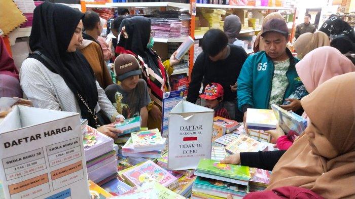 Warga membeli buku dan alat tulis di Toko Buku dan Alat Tulis CBA, Jalan Cibadak, Kota Bandung, Jawa Barat, Jumat (14/7/2023).