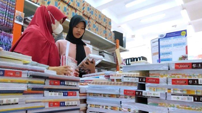 Warga membeli buku dan alat tulis di Toko Buku dan Alat Tulis CBA, Jalan Cibadak, Kota Bandung, Jawa Barat, Jumat (14/7/2023).