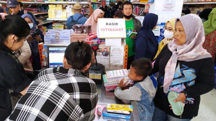 Warga membeli buku dan alat tulis di Toko Buku dan Alat Tulis CBA, Jalan Cibadak, Kota Bandung, Jawa Barat, Jumat (14/7/2023).