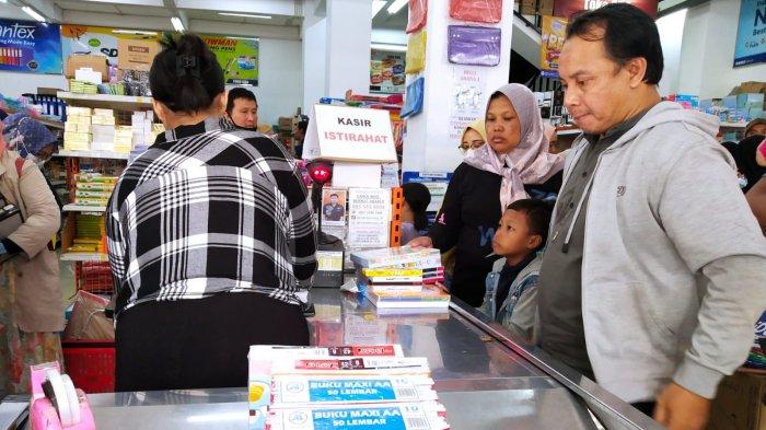 Warga membeli buku dan alat tulis di Toko Buku dan Alat Tulis CBA, Jalan Cibadak, Kota Bandung, Jawa Barat, Jumat (14/7/2023).