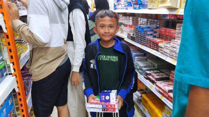 Warga membeli buku dan alat tulis di Toko Buku dan Alat Tulis CBA, Jalan Cibadak, Kota Bandung, Jawa Barat, Jumat (14/7/2023).