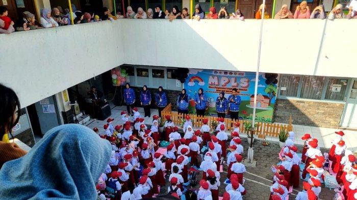 Sejumlah orang tua di lantai dua menyaksikan anaknya siswa kelas 1 mengikuti pembukaan Masa Pengenalan Lingkungan Sekolah (MPLS) pada hari pertama masuk sekolah tahun ajaran baru 2023/2024 di SDN 026 Bojongloa, Jalan Cibaduyut Raya, Kota Bandung, Jawa Barat, Senin (17/7/2023).