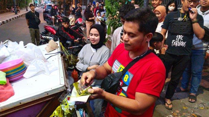 Warga antre membeli Bacang Panas Braga di Jalan Homan, samping Hotel Savoy Homann, Kota Bandung, Jawa Barat, Rabu (19/7/2023).