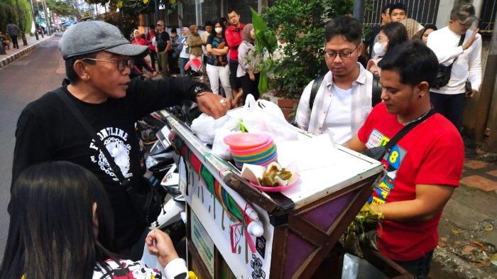 Warga antre membeli Bacang Panas Braga di Jalan Homan, samping Hotel Savoy Homann, Kota Bandung, Jawa Barat, Rabu (19/7/2023).