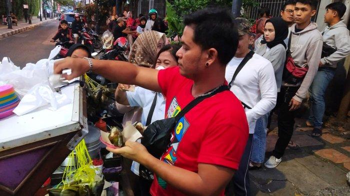 Warga antre membeli Bacang Panas Braga di Jalan Homan, samping Hotel Savoy Homann, Kota Bandung, Jawa Barat, Rabu (19/7/2023).