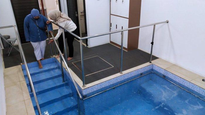 Seorang pasien didampingi perawat melakukan terapi di kolam hidroterapi Klinik Pratama Inggit Garnasih seusai diresmikan di Jalan Flores, Kota Bandung, Jawa Barat, Kamis (20/7/2023).