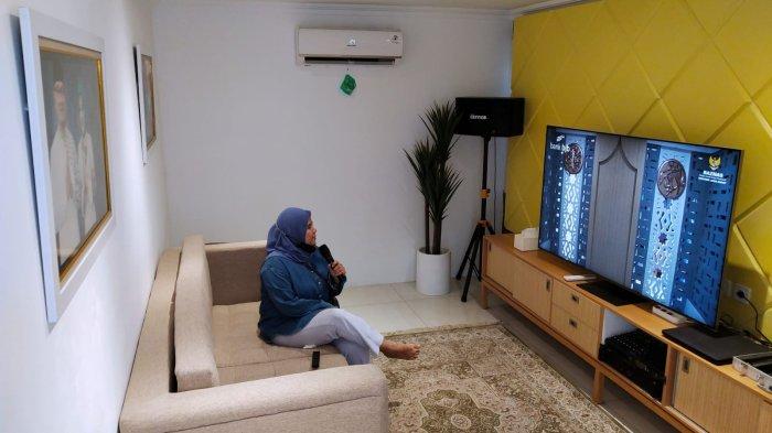 Seorang pasien bernyanyi karaoke di ruang hobi Klinik Pratama Inggit Garnasih seusai diresmikan di Jalan Flores, Kota Bandung, Jawa Barat, Kamis (20/7/2023).