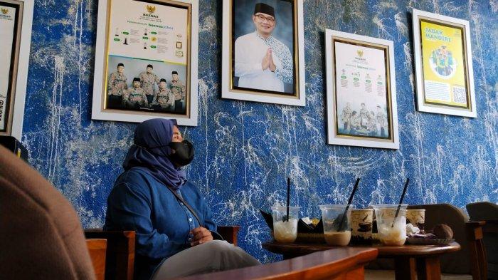 Seorang pasien duduk di kafe Klinik Pratama Inggit Garnasih seusai diresmikan di Jalan Flores, Kota Bandung, Jawa Barat, Kamis (20/7/2023).