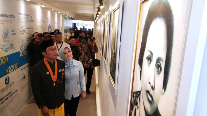 Gubernur Jawa Barat, Ridwan Kamil bersama istri Atalia Praratya mengamati sejumlah foto-foto Inggit Garnasih dan Bung Karno yang dipasang di sebuah lorong seusai meresmikan Klinik Pratama Inggit Garnasih di Jalan Flores, Kota Bandung, Jawa Barat, Kamis (20/7/2023).