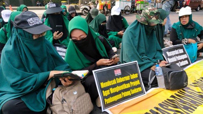 Massa API Jabar melakukan unjuk rasa menolak pembangunan patung Soekarno, di depan Gedung Sate, Jalan Diponegoro, Kota Bandung, Jumat (4/8/2023).