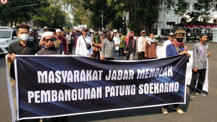 Massa API Jabar melakukan unjuk rasa menolak pembangunan patung Soekarno, di depan Gedung Sate, Jalan Diponegoro, Kota Bandung, Jumat (4/8/2023).