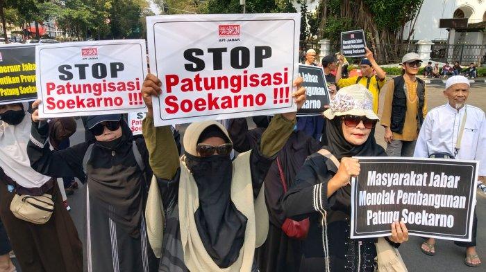 Massa API Jabar melakukan unjuk rasa menolak pembangunan patung Soekarno, di depan Gedung Sate, Jalan Diponegoro, Kota Bandung, Jumat (4/8/2023).
