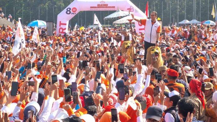 Bakal Calon Presiden Koalisi Perubahan untuk Persatuan (KPP) Anies Baswedan menyapa massa pendukungnya saat disambut naik sisingaan bersama Presiden PKS Ahmad Syaikhu pada kegiatan Jalan Sehat Keluarga Besar PKS dan Relawan Anies di Lapangan Tegallega, Kota Bandung, Jawa Barat, Sabtu (5/8/2023).